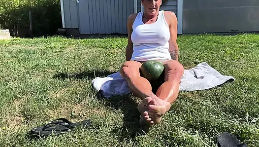 Kaslı orta yaşlı seksi kadın kandys karpuz ezme hakimiyeti