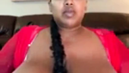 Büyük siyah göğüslerinin aşkı ve mücadelesi