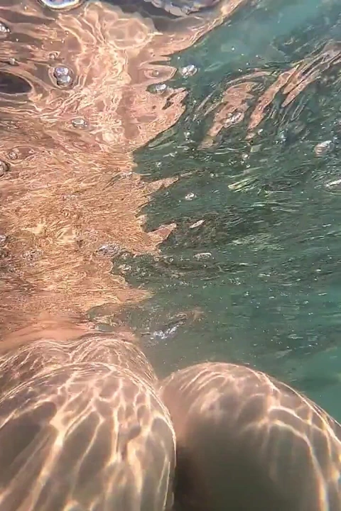 Riskli sikilen yüzme kızı su altında halka açık anal ve plajda amcık sikişi Jessijek