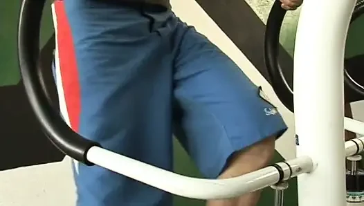 Kaslı adam başka bir adamın spor salonunda egzersiz yaptığını görünce çok azgın oldu