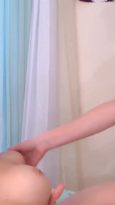 Незабываемый момент от "Шаловливая лесбиянка-блондинка с большими сиськами лижет киску ее подруги и трахает ее зияющее очко"