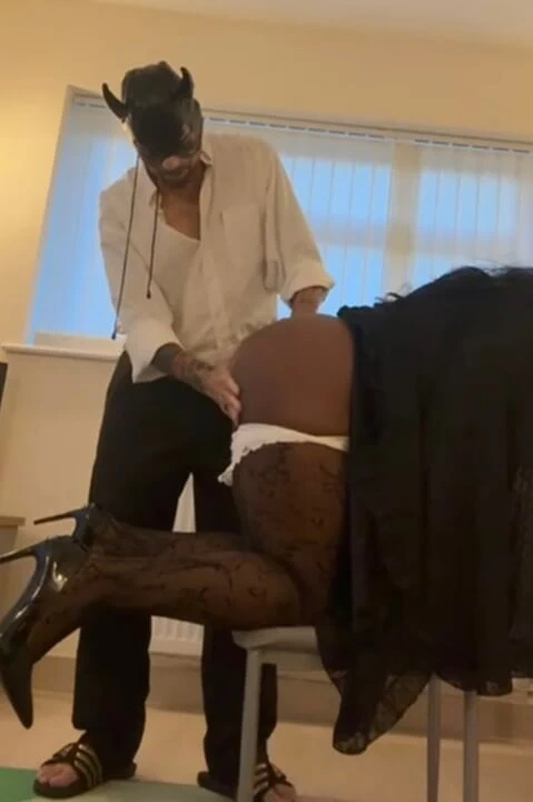 İri göğüslü zenci iri güzel kadın çok yaramaz bir kız olduğu için büyük siyah götüne şaplak atıyor