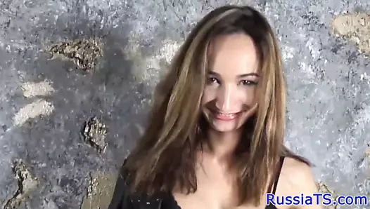 Busty Rus tgirl oynuyor ona sıkı göt