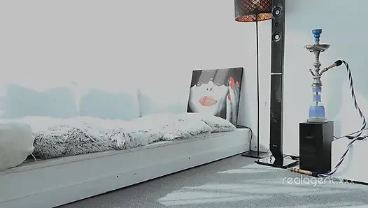 Sevimli iyi şekilli sarışın mavi oyuncağı ıslak küçük deliğine sokmayı seviyor