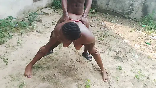 Üvey kızı evine geldi ve onu bir ayak işi için göndermek istedi ve onu öpmeye başladı ve egzersizini yaparken onu sikti