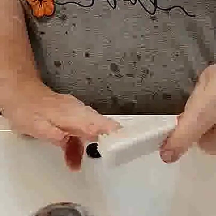 Edepsiz ellerimi çamurlu kirli yıkıyorum