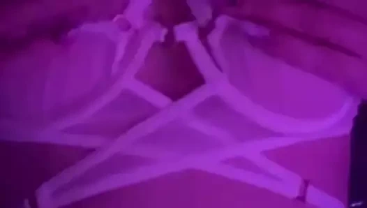 Bebek dans ediyor ve sikini göğüslerinin arasında arzulıyor