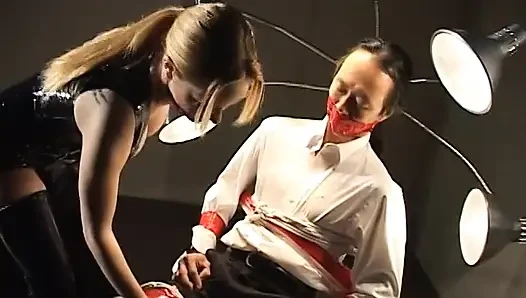Sarışın sahibe Aiden Starr Asyalı itaatkar adama bazı cbt dersleri veriyor