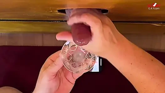 Gloryhole'de: Bardağa ne kadar fışkırıyor?