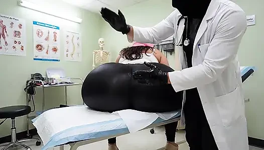 "Maskeli doktor iri güzel kadına sapık yağ masajı yapıyor"