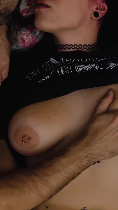 "Mastürbasyon yaparken ve meme ucunu arırken çok sert orgazm" dan önemli an - sınırsız orgazm"