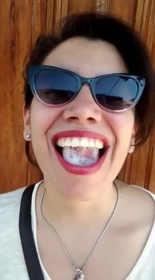 Güzel kız sokakta bir ağız dolusu boşalmak ile oynuyor