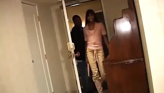 Seksi siyah minyon amcık büyük siyah yarağı emiyor