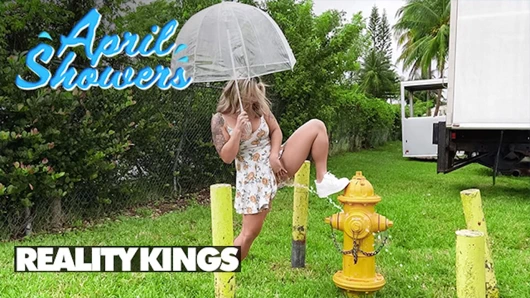 Misty Meaner Dwayne ve büyük 10 inçlik yarağının her yerine fışkırtmak için heyecanlı - reality kings