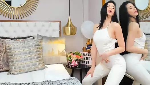 Güzel bebek seviyor kahrolası ona delik