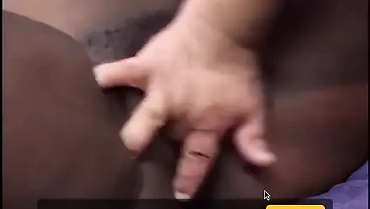 Tatlı zenci kız okyanus kenarında soyunuyor