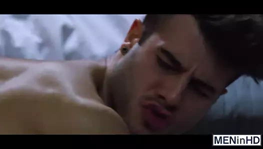 Büyük yaraklı kıllı iri parça manny pozlar içinde yakışıklı sporcu smashing