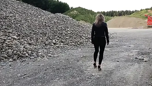 Büyükanne, Dar Taytlar Ve Yüksek Topuklu Ayakkabılarla Çakıl Çukurunda Dolaşıyor!