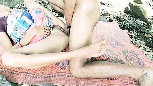 Hintli kız ormanda bir adamla tanıştı ve çok sert sikiştiler