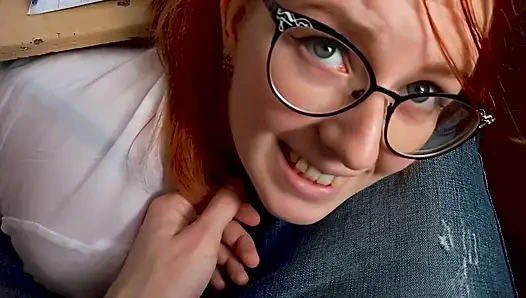 Bir sınıf arkadaşı derste masanın altında yarak emiyor