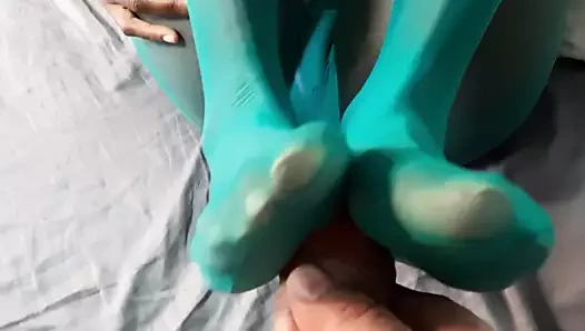 yeşil naylon çorap ile footjob yakın çekim