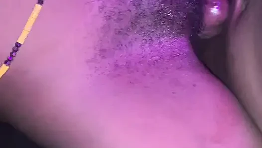 Seksi ateşli Afrikalı azgın genç kız emiyor, sulu amcığı sert yarağa sürtüyor ve bakış açısıyla sikişiyor