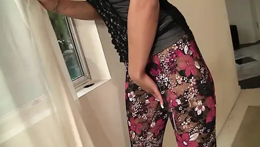 Vahşi orta yaşlı seksi kadın amının içine büyük bir büyük yarak alıyor