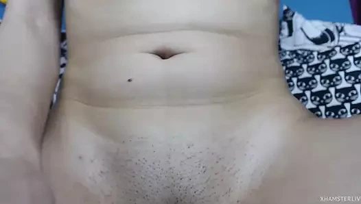 Rus kız kedi okşadı