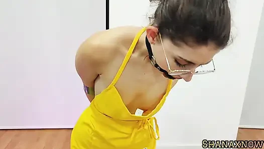 Çarpıcı esmer seksi önlük fetişi bant esareti