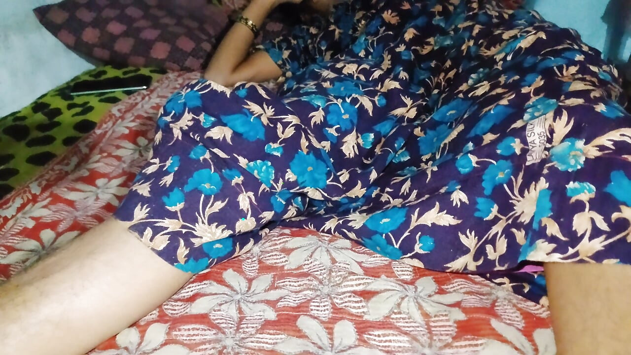18 yaşındaki Hintli azgın üvey kız kardeş sert seks Hintli Bengalli köy yengesi