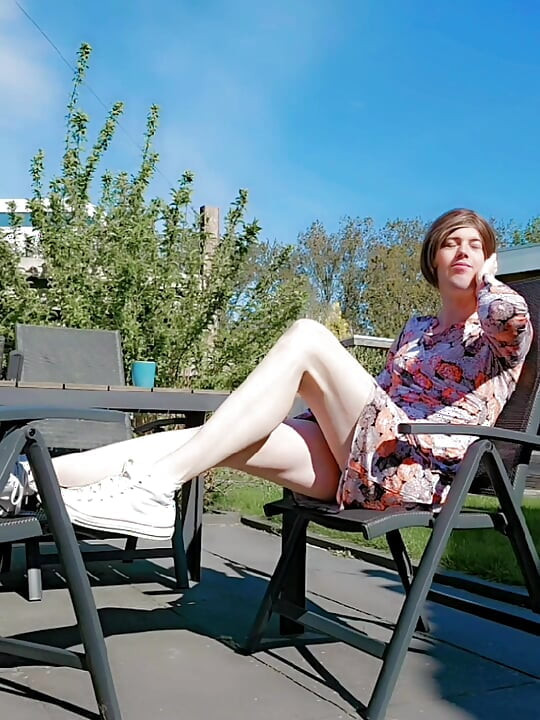 Annemieke giyinip arka bahçede oynuyor