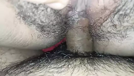 Tombul bacaklar açılıyor ve vajinasının dışına çıkıyorum