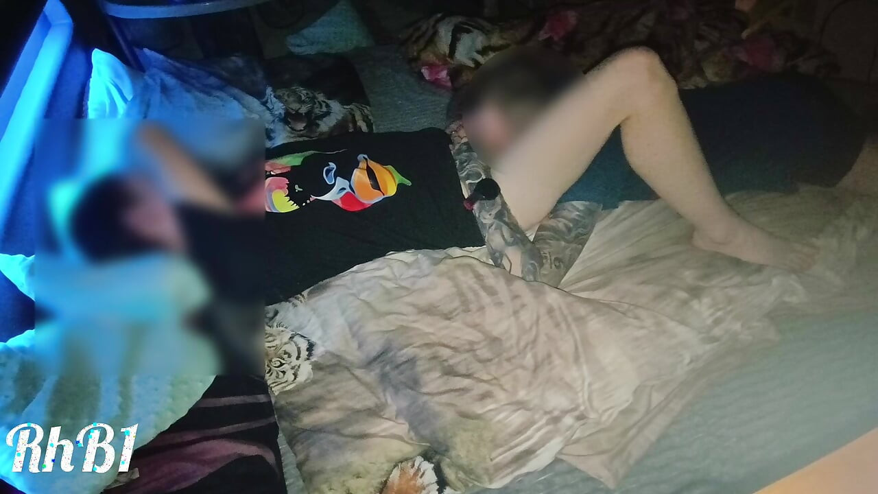 Gıcırtılı, aydınlatılmış bir otel yatağında seks yaptık