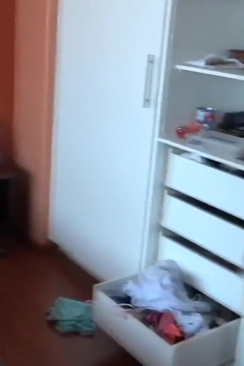 Güzel latin üvey anne erotik iç çamaşırını denerken üvey oğlu onu kaydediyor ve mastürbasyon yapıyor