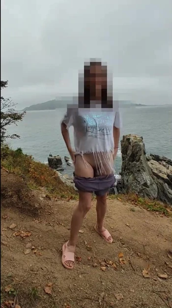 Студентка показала свою голую попку