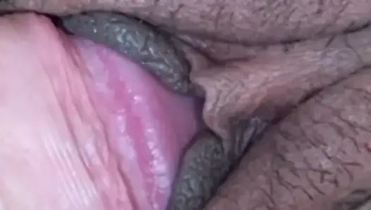 Sevimli kız vücudunu gösteriyor