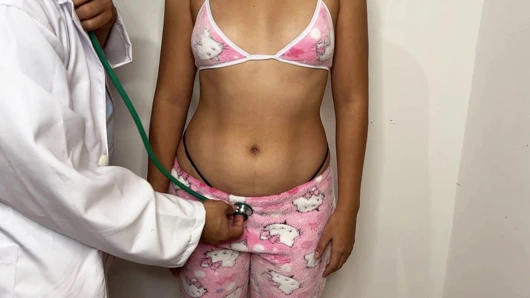 Sapık doktor tıbbi muayenede masum bir kızın vücuduna dokundu