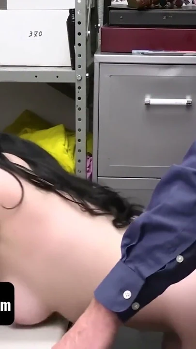 Shoplyfter mylf - muhteşem orta yaşlı seksi kadın ve üvey kızı güvenlik görevlisinin iyiden kaçınmak için onları sikmesine izin veriyor | Klip 3