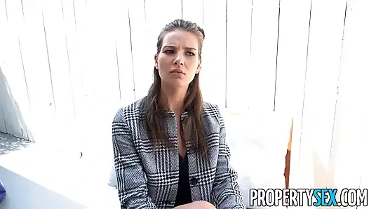 Jewel Diamant nüdist emlakçı ev turu sırasında tamamen soyunuyor ve utangaç çıplaklar müşterisi ile sikişiyor