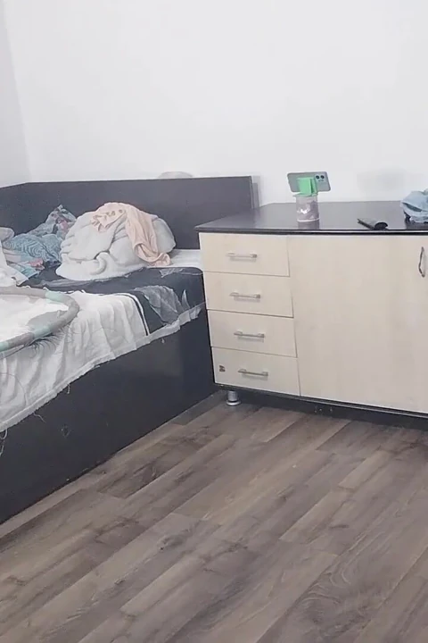 Seksi evli kadın evde çıplak egzersiz yapıyor.
