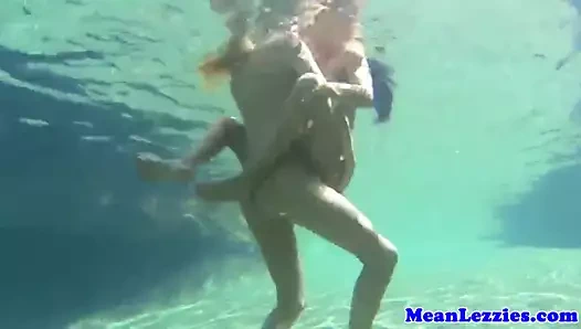 Lezdom dik daykları makaslama içinde açık havuz