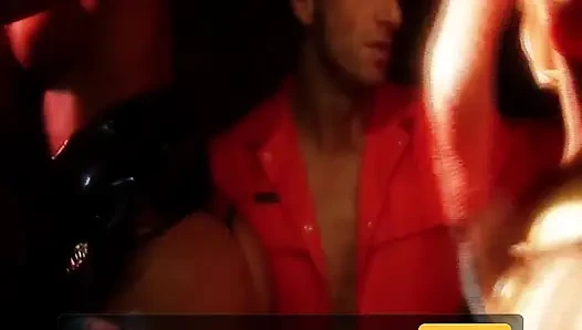 Doyumsuz vahşi sahne 1_a birkaç büyük memeli sarışın orta yaşlı seksi kadın bir mahkumla üçlü seks yapıyor