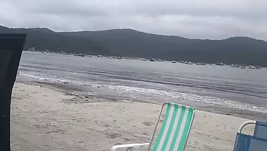 Angelica milf na praia de bikini fio dental se exibindo