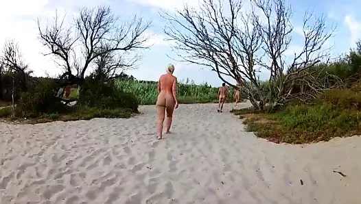 Kıllı nine Monika ist eine schlucksau