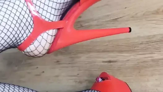 Anne üvey oğlunun en sevdiği çoraplarını giyiyor