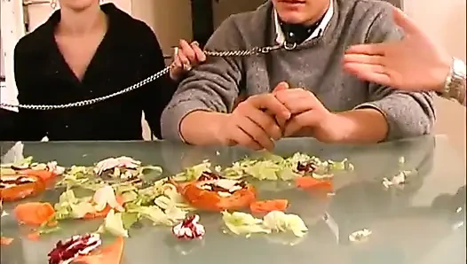 Seksi esmer hatun mutfakta büyük yarak emiyor... ağzına boşalma