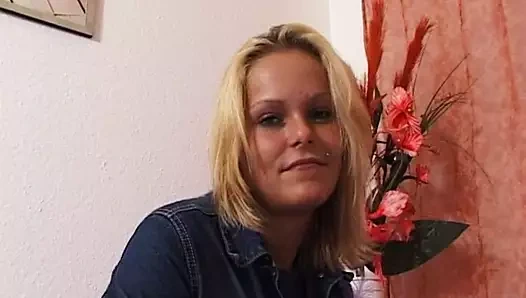 Blondes Teen macht sich geil mit Feeder