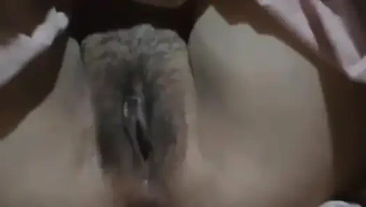 Evde yalnız, bir kadın patlıcanla amını sakinleştiriyor