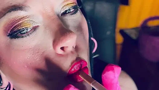 Yaptığı işte en iyisi o! Tina Snua kibritli bir sigara yakıyor ve eldivenle sigara içiyor