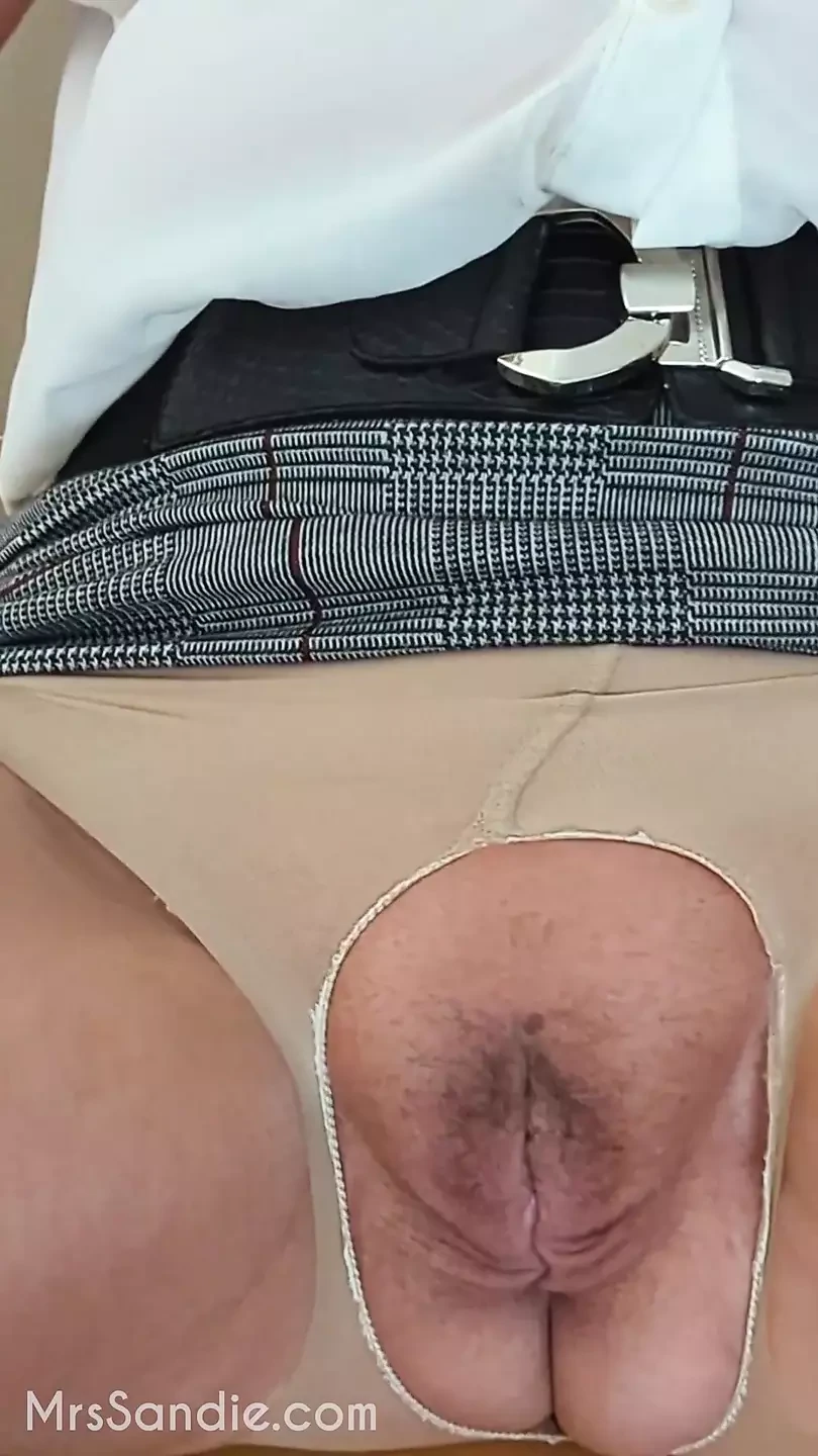 Olgun orta yaşlı seksi kadın Bayan Sandie bronz külotlu çorap ve topuklu ayakkabılarla işe hazır. Ofiste yarakları sert yapacakmıyım?